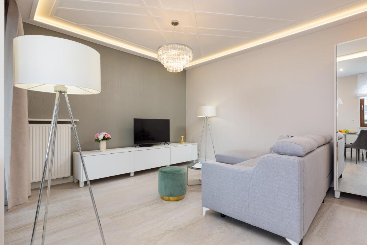 City Center Apartments Grzybowska With Parking By Noclegi Renters Варшава Екстериор снимка