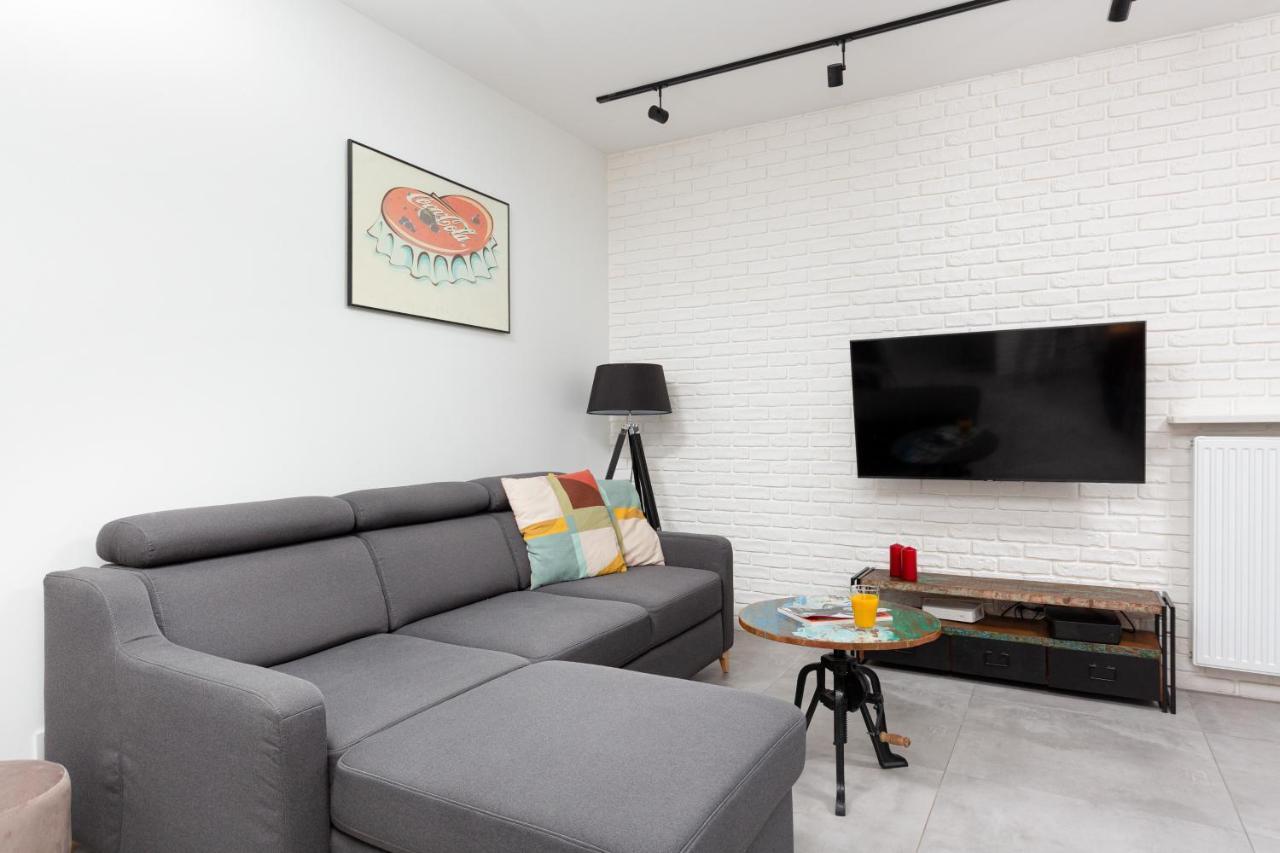 City Center Apartments Grzybowska With Parking By Noclegi Renters Варшава Екстериор снимка