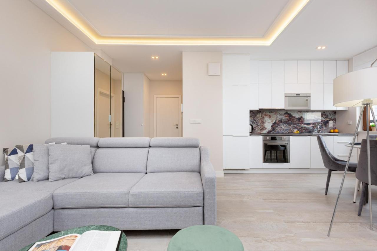 City Center Apartments Grzybowska With Parking By Noclegi Renters Варшава Екстериор снимка