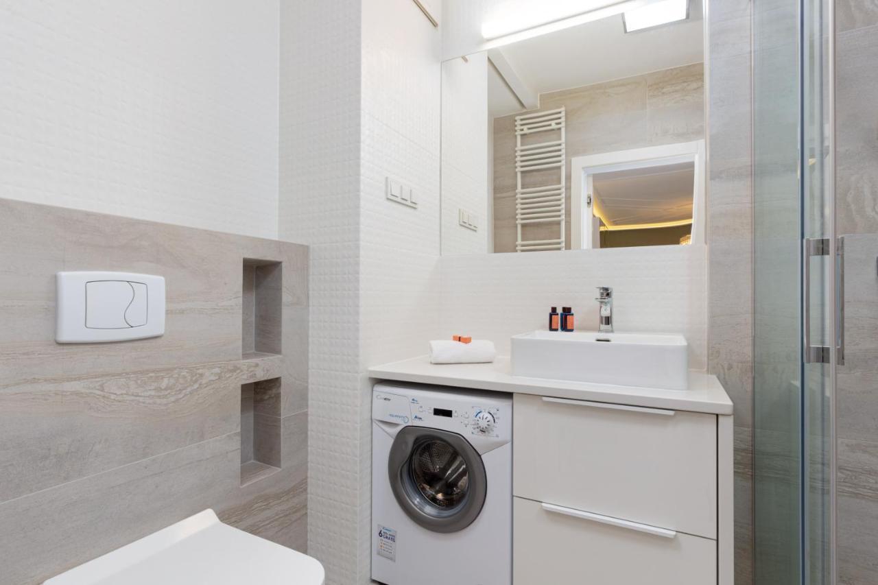 City Center Apartments Grzybowska With Parking By Noclegi Renters Варшава Екстериор снимка