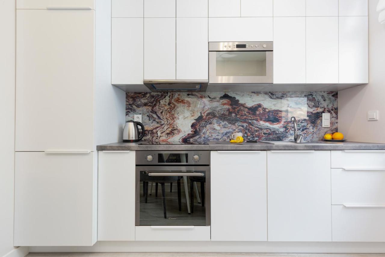 City Center Apartments Grzybowska With Parking By Noclegi Renters Варшава Екстериор снимка