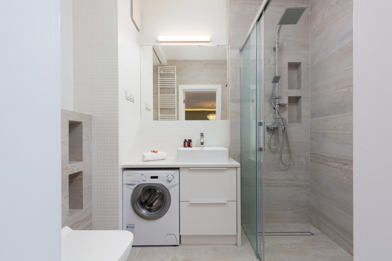 City Center Apartments Grzybowska With Parking By Noclegi Renters Варшава Екстериор снимка