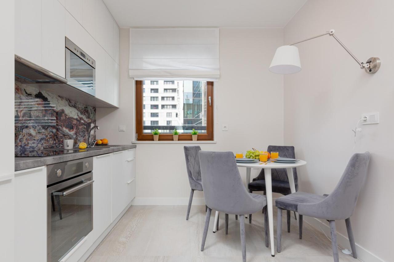 City Center Apartments Grzybowska With Parking By Noclegi Renters Варшава Екстериор снимка